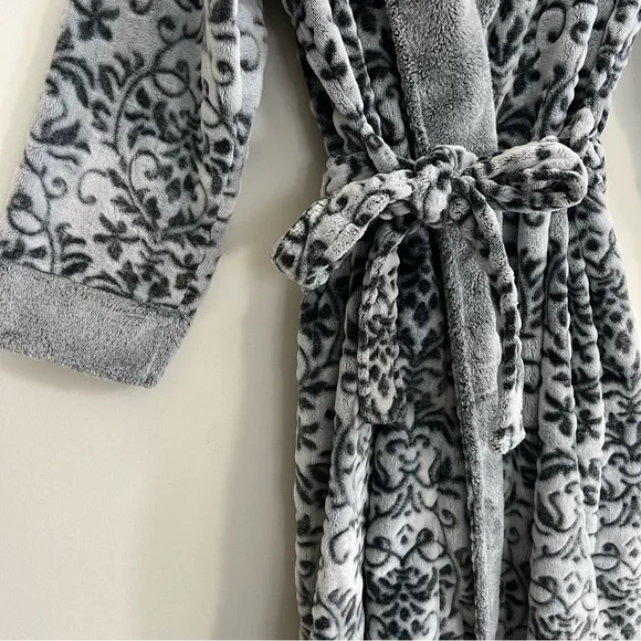 Soft Gray Women’s Long Bathrobe Medium / Large Fuzzy Plush - Picture 3 of 14